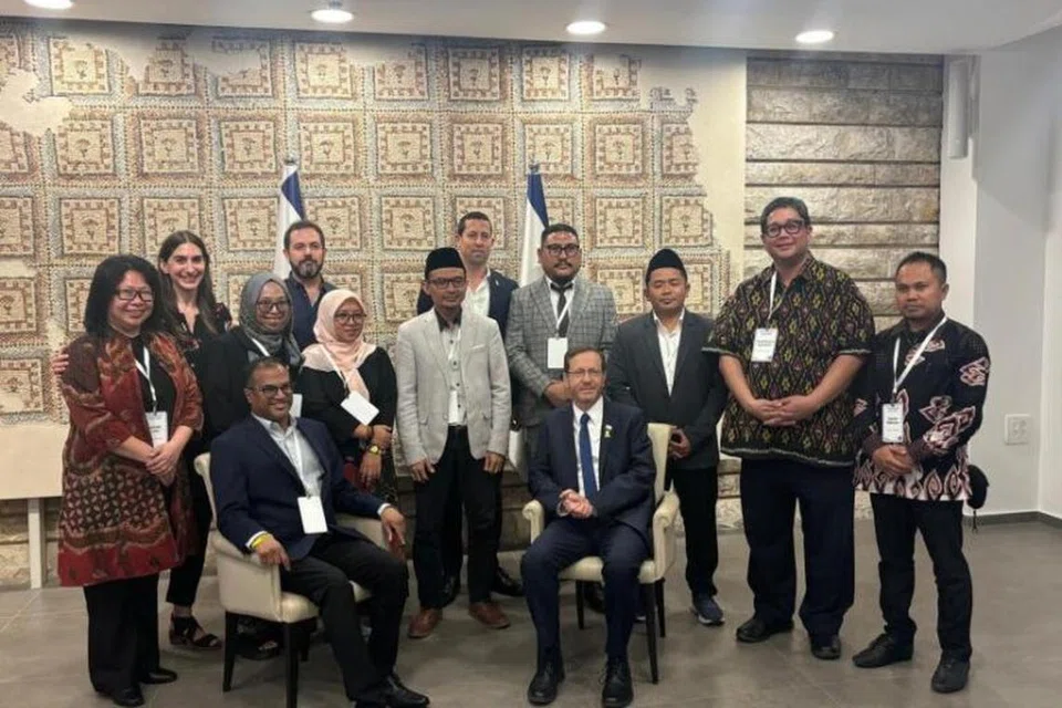 Gambar tular yang menunjukkan anggota Nahdlatul Ulama (NU) bertemu dengan, Presiden Israel, Encik Isaac Herzog (duduk, kanan), sehingga mencetuskan kontroversi dan dikecam di media sosial, termasuk dalam kalangan beberapa tokoh NU sendiri.