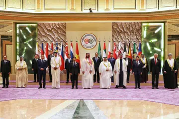 SIDANG PUNCAK ASEAN-GCC: Encik Lee Hsien Loong (dua dari kanan, depan) bersama Putera Mahkota Mohammed Salman Al Saud (tengah, depan) serta ketua negara dan pemerintah dari negara Asean dan GCC yang menghadiri Sidang Puncak Asean-GCC pertama di Riyadh, Saudi pada Jumaat.