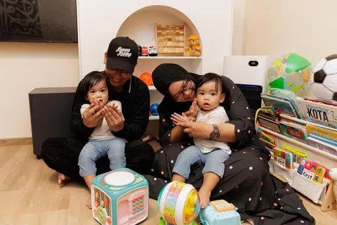 Selama hampir tujuh tahun menanti, Encik Abdul Hafiz Bahrawi (kiri) dan Cik Nurulain Ishak (kanan) dikurniakan anak kembar mereka, Muhammad Fursan Hayyan Abdul Hafiz (kiri) dan Muhammad Furqan Hayyan Abdul Hafiz.