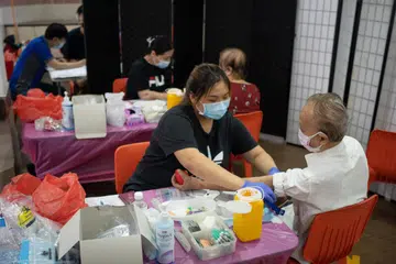 PERIKSA DEMI KESIHATAN: Penduduk di Jalan Bukit Merah melalui pemeriksaan tuberculosis atau TB pada Jun 2022.