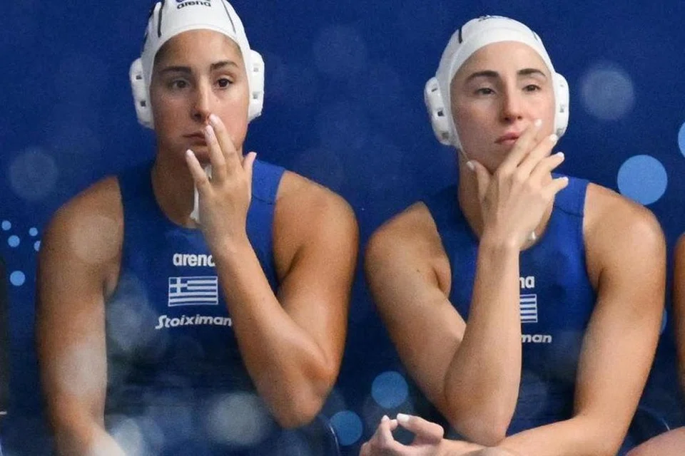 Vasiliki Plevritou (kiri) dan kakaknya, Eleftheria, beraksi dalam kemenangan 25-15 Greece ke atas Jepun dalam perlawanan terakhir Kumpulan C  Kejohanan Akuatik Dunia pada 15 Julai.