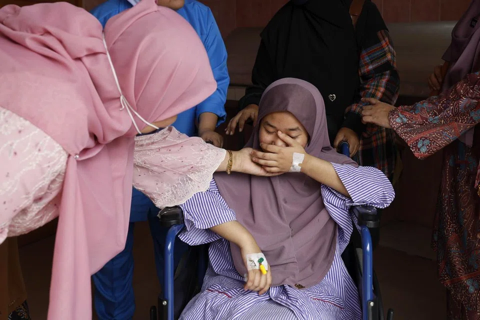 TERSELAMAT: Mangsa yang terselamat dan mengalami cedera ringan dalam kemalangan maut membabitkan lima kenderaan di Jalan Banting-Dengkil, Sungai Manggis, Nur Irdina Wafa Safrol Nizam, 16 tahun, ditenangkan ahli keluarga di Hospital Banting. 