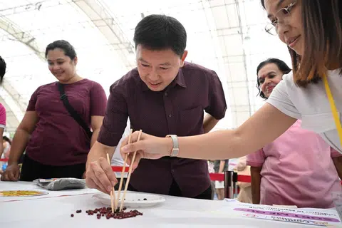 Menteri Pembangunan Negara Encik Chee Hong Tat, menyertai sama permainan di acara masyarakat PA Family PLAYGround 2025 di Kelab Masyarakat Toa Payoh West pada 21 Jun.