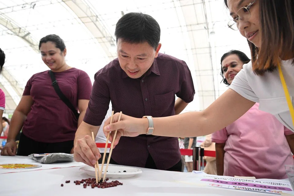 Menteri Pembangunan Negara Encik Chee Hong Tat, menyertai sama permainan di acara masyarakat PA Family PLAYGround 2025 di Kelab Masyarakat Toa Payoh West pada 21 Jun.