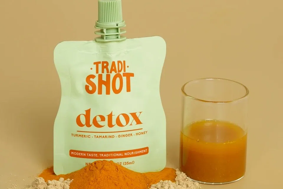 Produk baru Tradishot menggunakan bahan-bahan ramuan jamu dan diisi  dalam bungkusan yang mudah untuk diminum.