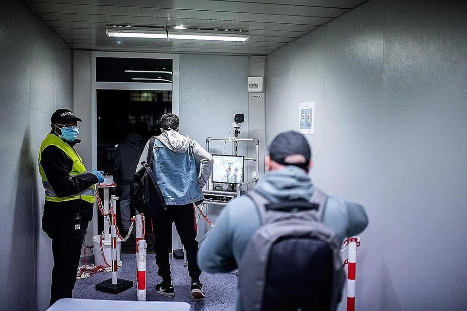 BERWASPADA: Pekerja Renault-Nissan menjalani pemeriksaan kamera termal di loji di Flins di Flins-sur-Seine, Perancis, semalam, sedang langkah berjaga-jaga terhadap Covid-19 diambil bagi membolehkan loji itu dibuka. - Foto AFP