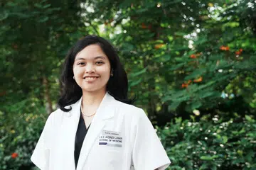 Cik Nurul Hannah Mirza Irwan, 19 tahun, antara 150 pelajar yang terlibat dalam Majlis Kot Putih yang diadakan di Auditorium Nanyang pada 14 Ogos. Majlis itu adalah satu acara yang dikekalkan bagi setiap pelajar yang berjaya masuk ke sekolah perubatan di Universiti Teknologi Nanyang (NTU). 