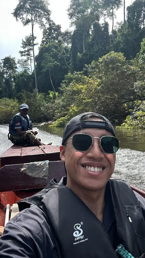 Penulis, Encik Muhammad Izwan Rahim, menaiki sampan ke Santuari Ikan Kelah.
