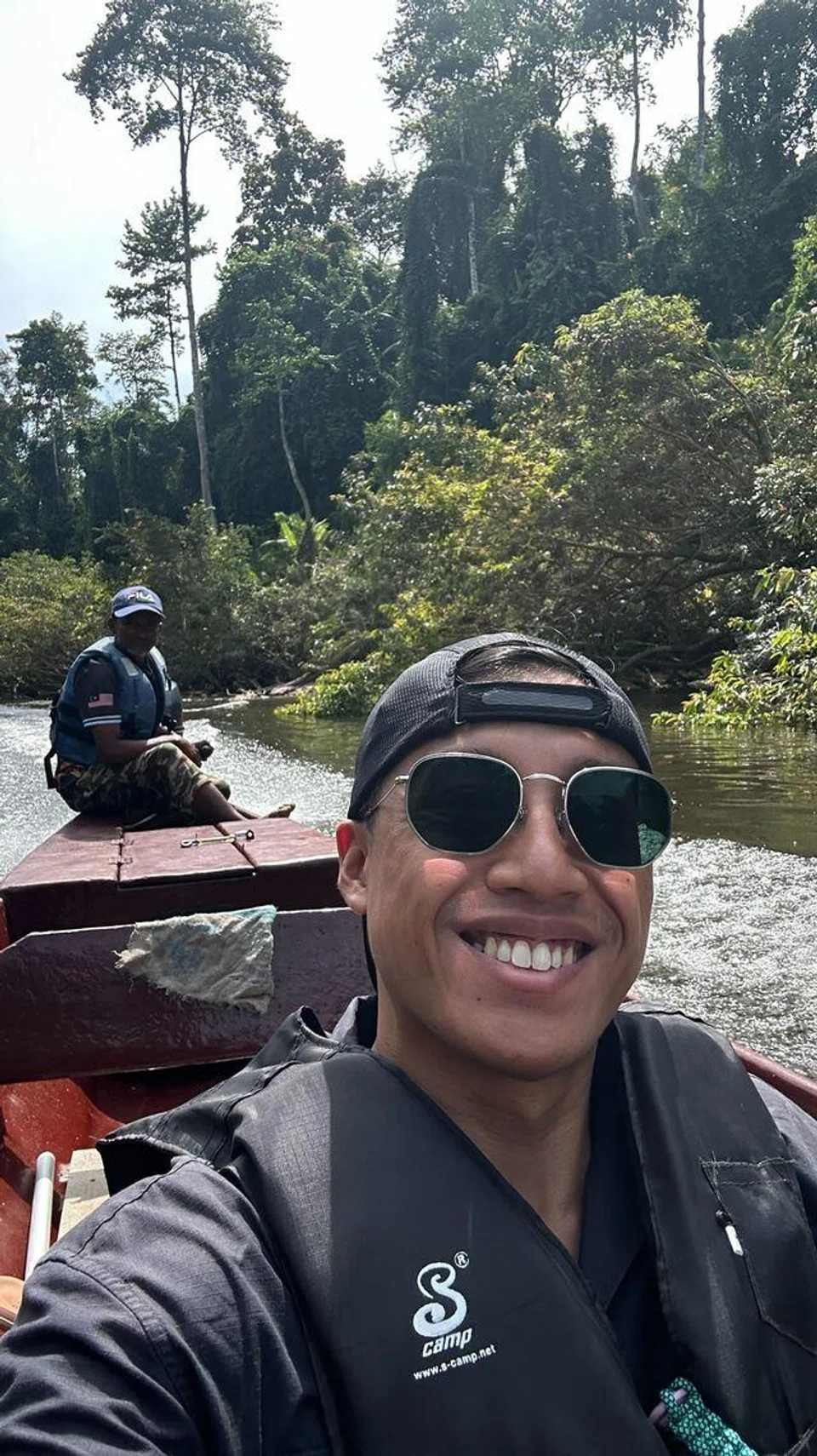 Penulis, Encik Muhammad Izwan Rahim, menaiki sampan ke Santuari Ikan Kelah.