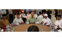 JALIN HUBUNGAN: Timbalan Perdana Menteri (DPM) Teo Chee Hean (berbaju hijau) menyertai pemimpin masyarakat Melayu/Islam di majlis iftar yang dianjurkan oleh Kumpulan Pemulihan Keagamaan (RRG) di Masjid Khadijah baru-baru ini. - Foto-foto fail 