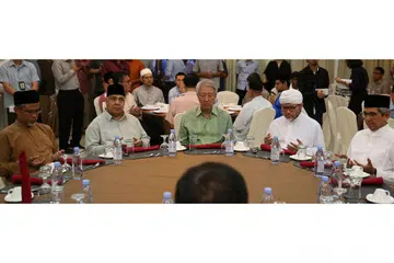JALIN HUBUNGAN: Timbalan Perdana Menteri (DPM) Teo Chee Hean (berbaju hijau) menyertai pemimpin masyarakat Melayu/Islam di majlis iftar yang dianjurkan oleh Kumpulan Pemulihan Keagamaan (RRG) di Masjid Khadijah baru-baru ini. - Foto-foto fail 