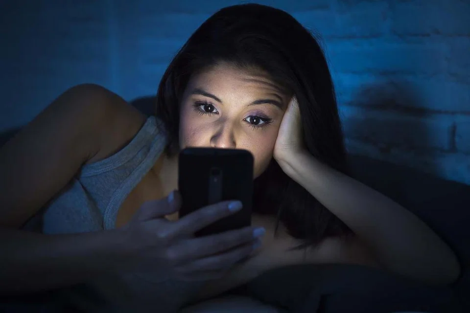 JEJAS KESIHATAN: Sinaran ultralembayung (UV) daripada peranti seperti telefon bimbit dan komputer dikatakan tidak sahaja menjejas kesihatan dan mengganggu mutu tidur, bahkan menjejas keremajaan kulit. 
