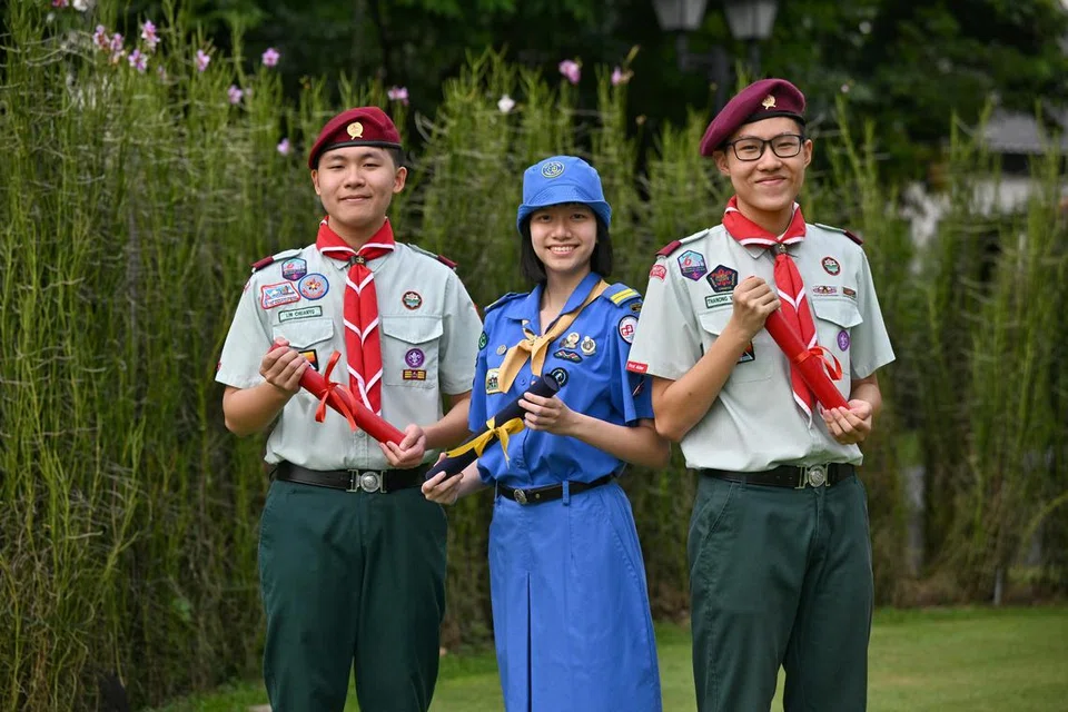 (Dari kiri) Lin Chuan Yu, Celestine Ng Hui En dan Thanong Virabhak adalah antara penerima Anugerah Pengakap Presiden dan Anugerah Pandu Puteri Presiden pada 2024, yang disampaikan oleh Presiden Tharman Shanmugaratnam di Istana pada 2 Disember.