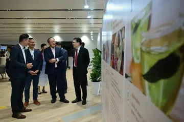 Menteri Perdagangan dan Perusahaan (Tenaga & Perusahaan), Dr Tan See Leng (dua dari kanan) bersama Ketua Pegawai Eksekutif (CEO) Lucence Group, Dr Tan Min-Han (kanan) di acara Sains Panjang Usia yang Sihat pada 11 Ogos.