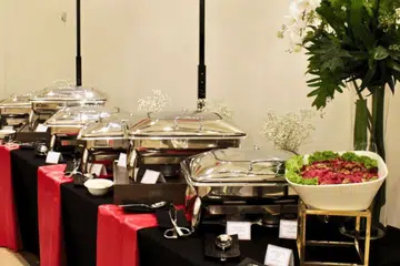 Shiok Kitchen Catering didenda $8,000 kerana melanggar peraturan keselamatan makanan.