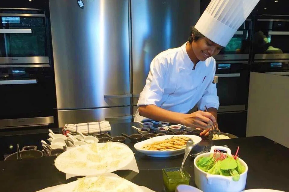 ROTI KIRAI DI PERANCIS: Cik Nadhrah menyiapkan hidangan Melayu di restoran milik cef terkemuka Perancis semasa menjalani program pertukaran di Lyon tahun lalu. - Foto-foto WENDY POH