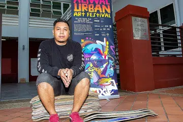 BANGUN KERJAYA DARI CINTA PERTAMA: Pengasas firma SkateSG, Encik Abdul Hafiz Mohd Salleh (foto atas) yang mengubah jalanan di Aliwal Street menjadi 'syurga penggiat papan lungsur' sempena Pesta Seni Bandar Aliwal turut menyediakan khidmat merancang kempen jenama yang menggunakan aktivis papan lungsur. - Foto-foto BH oleh ZALEHA ABDUL KADER/NAZEER HUSSIN
