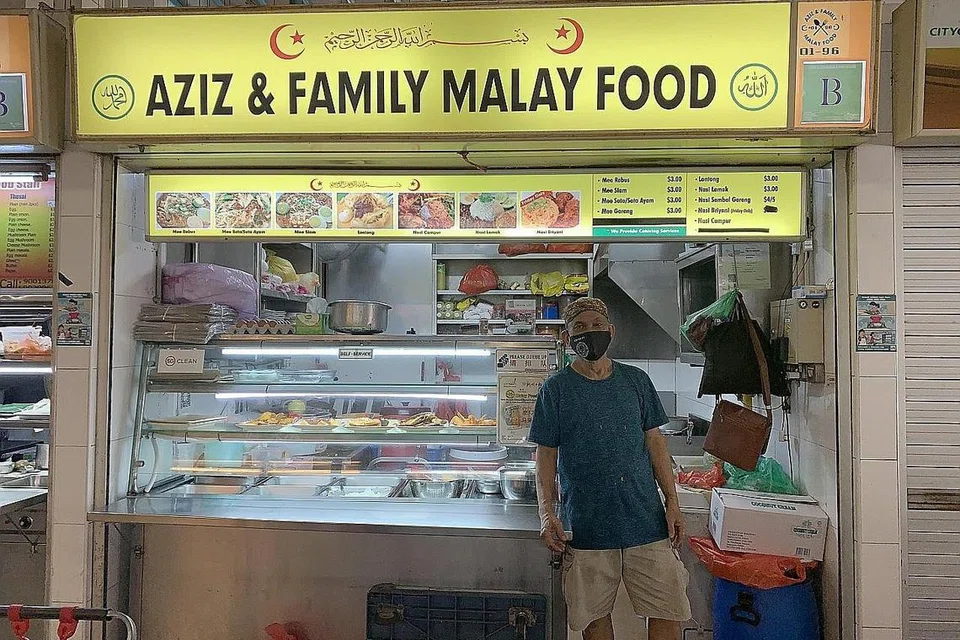 SOKONGAN BUAT PEGERAI: Encik Abdul Aziz, pemilik gerai di Pasar dan Pusat Makanan Telok Blangah Crescent Blok 11, berkata walaupun beliau tidak menyalahkan sesiapa kerana keadaan Covid-19 yang semakin memburuk, beliau berharap pemerintah dapat memberikan lebih banyak sokongan kepada penjaja sepertinya. - Foto BH oleh BAEY ZO-ER