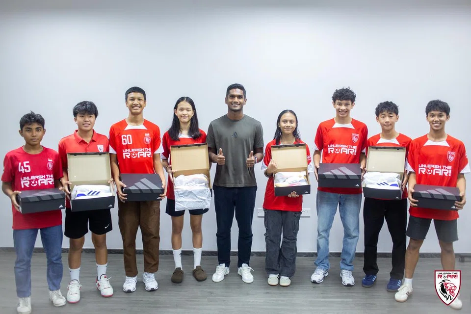Penerima Biasiswa Luar Negara Unleash The Roar! (UTR!) juga menerima sepasang kasut larian Adidas Ultraboost 5 daripada kapten pasukan nasional Singapura, Hariss Harun (tengah, baju kelabu).
