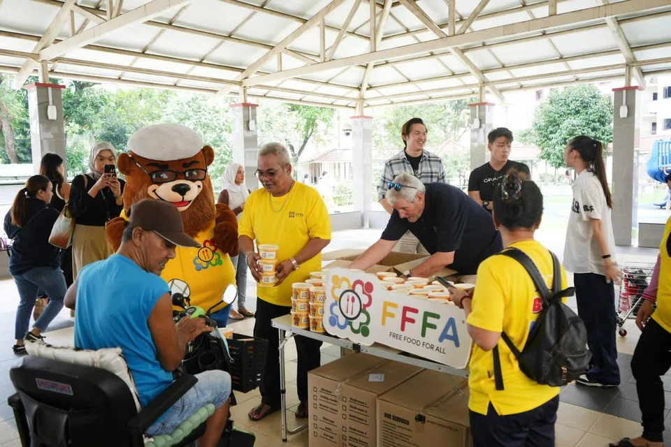 GIAT MEMBANTU: Kempen Pengumpulan Dana Bubur Asyura yang diadakan pada 28 Julai lalu merupakan salah satu kempen yang dijalankan oleh Free Food For All (FFFA) untuk membantu golongan memerlukan. 