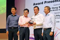 SUMBAN DERMA: Encik Heng (dua dari kiri) menyampaikan cenderahati kepada Encik Peter Lim sewaktu majlis penyampaian Biasiswa Yayasan Olimpik Singapura (SOF)-Peter Lim di Politeknik Temasek semalam. Turut hadir ialah Encik Ng Ser Miang (kanan) dan Speaker Parlimen Encik Tan Chuan-Jin (kiri). - Foto BH oleh GIN TAY