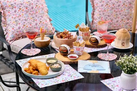 Tetamu boleh menikmati hidangan daripada menu dipilih susun, ‘The Reversible Menu’, yang diilhamkan daripada konsep pakaian ‘reversible’, atau boleh diterbalikkan, di bawah jenama Maison Q. 