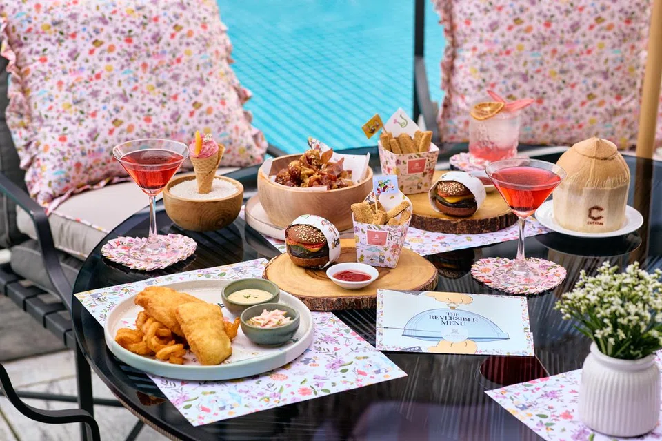 Tetamu boleh menikmati hidangan daripada menu dipilih susun, ‘The Reversible Menu’, yang diilhamkan daripada konsep pakaian ‘reversible’, atau boleh diterbalikkan, di bawah jenama Maison Q. 