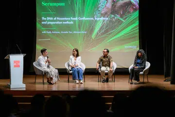 Panel pertama simposium ‘Serumpun: Tasting Tradition, Told Tales’ telah diadakan pada 19 Oktober di Muzium Tamadun Asia bagi membincangkan  identiti makanan Nusantara. Dari kiri ialah moderator, Encik Narendra Archie; penulis dan editor makanan CNA, Cik Annette Tan; ahli sejarah dan pensyarah, Encik Fadly Rahman; dan penolong editor ruangan makanan di akhbar, ‘The Star’ dari Malaysia, Cik Abirami Durai.