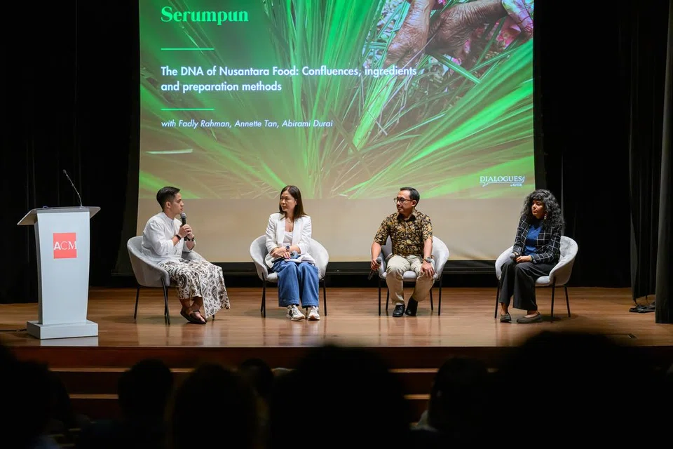 Panel pertama simposium ‘Serumpun: Tasting Tradition, Told Tales’ telah diadakan pada 19 Oktober di Muzium Tamadun Asia bagi membincangkan  identiti makanan Nusantara. Dari kiri ialah moderator, Encik Narendra Archie; penulis dan editor makanan CNA, Cik Annette Tan; ahli sejarah dan pensyarah, Encik Fadly Rahman; dan penolong editor ruangan makanan di akhbar, ‘The Star’ dari Malaysia, Cik Abirami Durai.