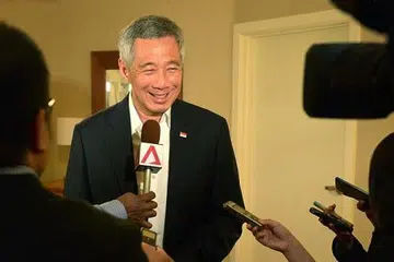 BERTEMU MEDIA SINGAPURA: PM Lee Hsien Loong bercakap kepada wartawan Singapura selepas puncak AS-Asean di California, semalam. - Foto THE STRAITS TIMES