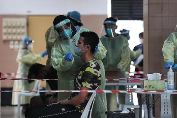 AMBIL UJIAN SWAB: Pemain pertahanan Tampines Rovers, Baihakki Khaizan, menjalani ujian swab Covid-19 di Sekolah Menengah Siglap kelmarin. - Foto BH oleh KELVIN CHNG