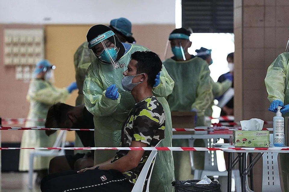 AMBIL UJIAN SWAB: Pemain pertahanan Tampines Rovers, Baihakki Khaizan, menjalani ujian swab Covid-19 di Sekolah Menengah Siglap kelmarin. - Foto BH oleh KELVIN CHNG