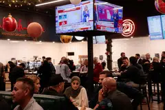 Anggota masyarakat Arab-Amerika berkumpul di sebuah restoran untuk menonton keputusan pilihan raya Presiden di Dearborn, Michigan, Amerika Syarikat, pada 5 November.