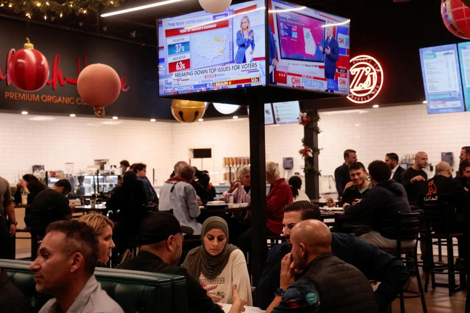 Anggota masyarakat Arab-Amerika berkumpul di sebuah restoran untuk menonton keputusan pilihan raya Presiden di Dearborn, Michigan, Amerika Syarikat, pada 5 November.