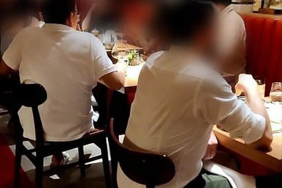 LANGGAR PERATURAN: 10 premis kedai makanan dan minuman didenda $1,000 kerana melanggar langkah pengurusan selamat (SMM). Restoran Ma Cuisine (gambar atas) didapati membenarkan sekumpulan enam orang duduk di beberapa meja pada 25 Jun 2021. - Foto URA