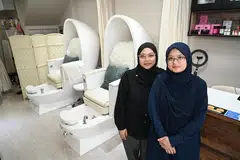 Usahawan adik-beradik, Cik Suhaili Basilran (kiri) dan kakaknya, Cik Suhailah Basilran, merupakan pemilik salun kuku di pusat beli-belah Far East Plaza, Hey Cali, dan Breathe by Hey Cali di Bedok North.
