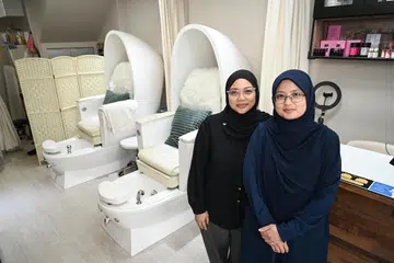 Usahawan adik-beradik, Cik Suhaili Basilran (kiri) dan kakaknya, Cik Suhailah Basilran, merupakan pemilik salun kuku di pusat beli-belah Far East Plaza, Hey Cali, dan Breathe by Hey Cali di Bedok North.