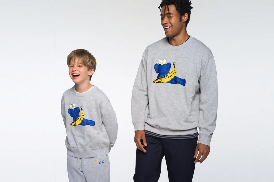 Gaya sedondon dengan pakaian yang boleh dipadankan bapa atau ibu dan anak, dari koleksi KAWS + Warhol UT, hasil kerjasama dengan Uniqlo.