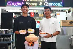 Rakan kongsi gerai Steamboat Charcoal Claypot Prawn, Encik Khairulanwar Razali, 23 tahun (kiri), dan Encik Sheqal Armanda Sabarrudin, 26 tahun (kanan), di gerai mereka di Toa Payoh.