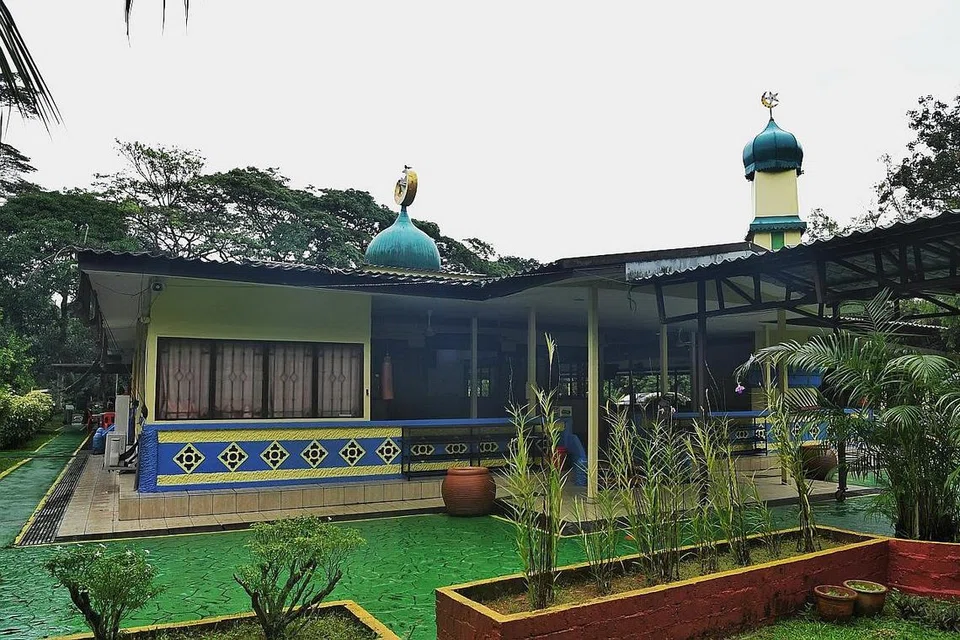 DIKELILINGI SUASANA KAMPUNG: Antara keistimewaan utama Masjid Petempatan Melayu Sembawang adalah suasana kampung yang tidak terusik. Ia dikelilingi kehijauan pokok-pokok, dan juga terletak jauh daripada kesibukan bandar dan berdekatan dengan pantai.