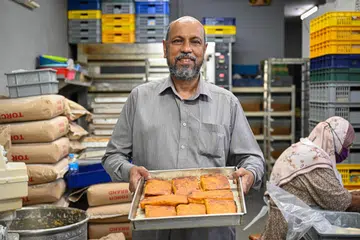 KARIPAP BAI: Pemilik D’Snack Station di 90 Joo Chiat Road, Encik Che Yusof Ani Che Mustafa, memperoleh kemahiran membuat karipap bai sejak berusia 13 tahun.