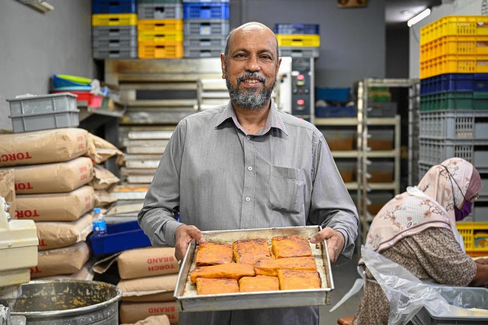 KARIPAP BAI: Pemilik D’Snack Station di 90 Joo Chiat Road, Encik Che Yusof Ani Che Mustafa, memperoleh kemahiran membuat karipap bai sejak berusia 13 tahun.