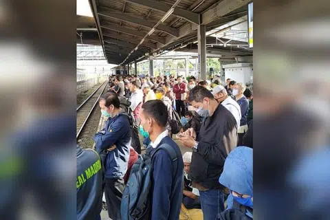 SESAK: Stesen kereta api dipenuhi ramai penumpang sedang pengendali pengangkutan tidak melaksanakan perjalanan yang diatur. FOTO: JKINFO/INSTAGRAM