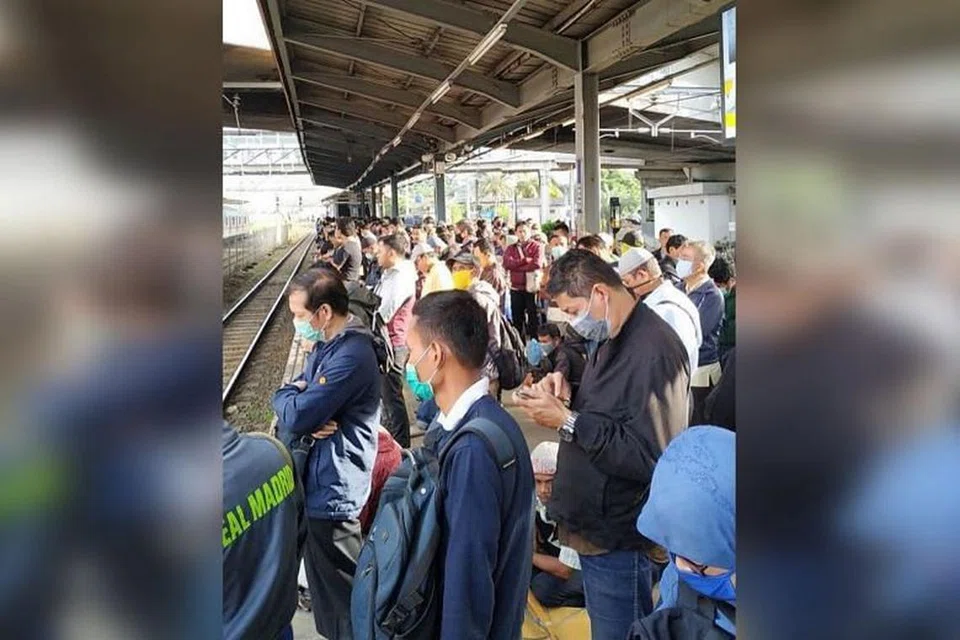 SESAK: Stesen kereta api dipenuhi ramai penumpang sedang pengendali pengangkutan tidak melaksanakan perjalanan yang diatur. FOTO: JKINFO/INSTAGRAM