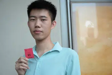 Encik Darren Tan, yang tiba di Mahkamah Agung sekitar 5 pagi, adalah orang pertama dalam barisan untuk mendapatkan tiket bagi perbicaraan kes mahkamah Mantan Menteri Pengangkutan, S. Iswaran.