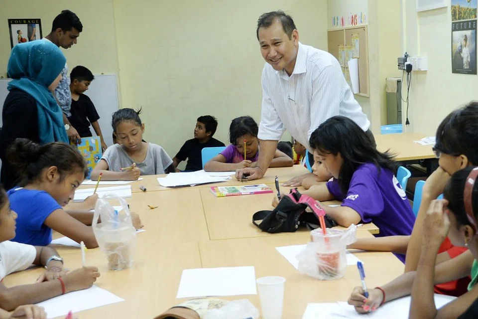 BANTU TINGKATKAN PENDIDIKAN AWAL KANAK-KANAK: Encik Faizal (tengah) bersama pelajar-pelajar daripada keluarga berpendapatan rendah, telah menjalankan program perintis KidSTART di daerah Taman Jurong dan Boon Lay bersama ECDA. - Foto fail