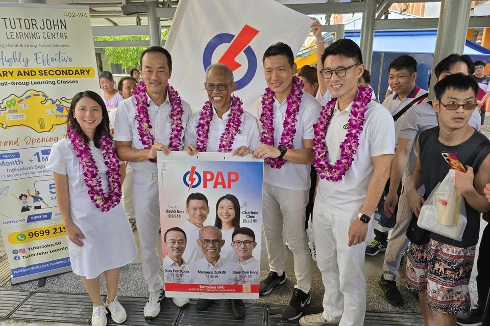 Pasukan Parti Tindakan Rakyat (PAP) yang memenangi kerusi Parlimen di GRC Tampines, iaitu (dari kiri) Dr Charlene Chen, Dr Koh Poh Koon, Encik Masagos Zulkifli Masagos Mohamad, Encik David Neo, dan Encik Baey Yam Keng, menandatangani sepanduk pasukan mereka dan bertekad memberi komitmen mendengar maklum balas penduduk.