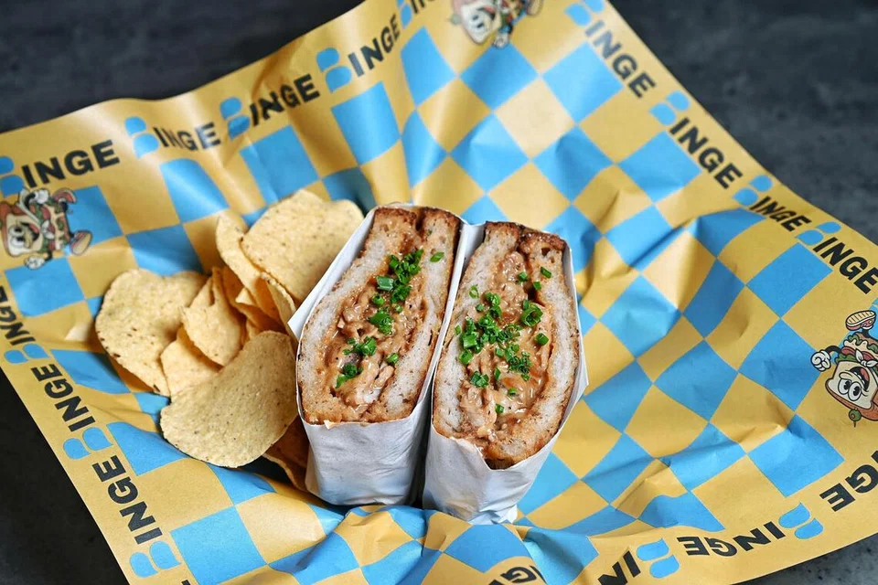 Sandwic ‘Benny’s Cheesteak’, berinti daging lembu yang diperap dengan rempah khas, disertai bawang karamel, campuran tiga jenis keju buatan dan taburan daun kucai. Setiap sandwic disajikan dengan emping ‘nachos’. 