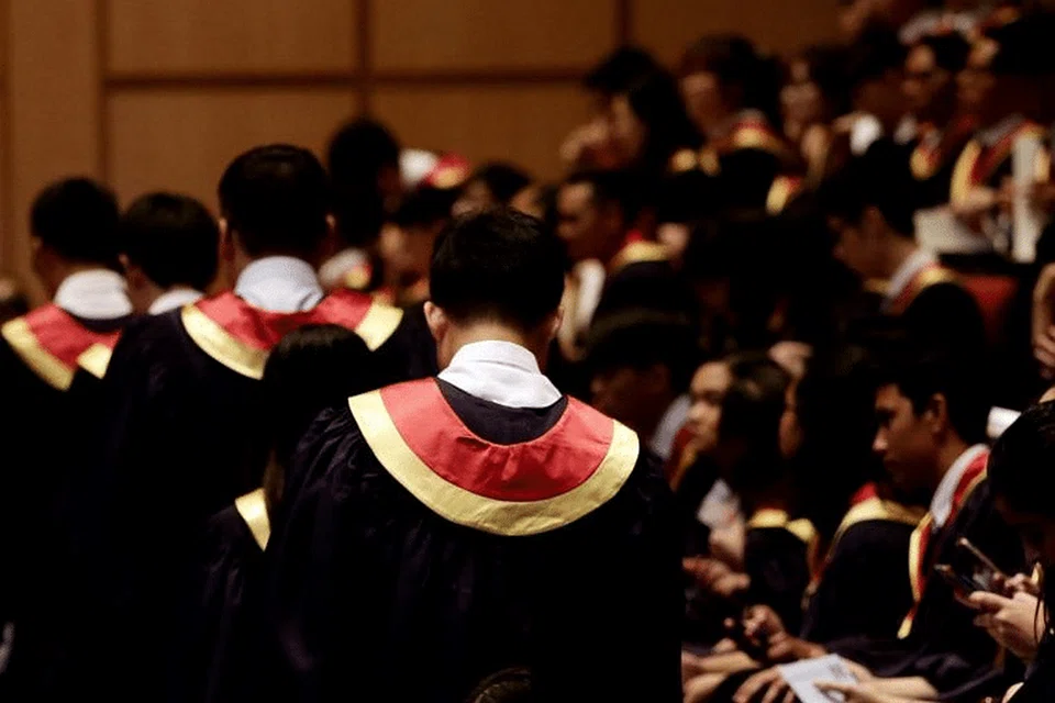 Lulusan setiap seorang akan menerima geran $500 apabila mereka menyelesaikan kursus yang telah mereka pilih. - Foto LIANHE ZAOBAO 