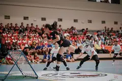 KEKAL JUARA DUNIA: Pasukan bawah 18 tahun Singapura beraksi dalam perlawanan akhir Kejohanan Tchoukball Belia Sedunia menentang Taiwan kelmarin di Our Tampines Hub. Singapura kekalkan gelaran juara selepas membenam pasukan lawan 38-30. - Foto BH oleh ONG WEE KIAT